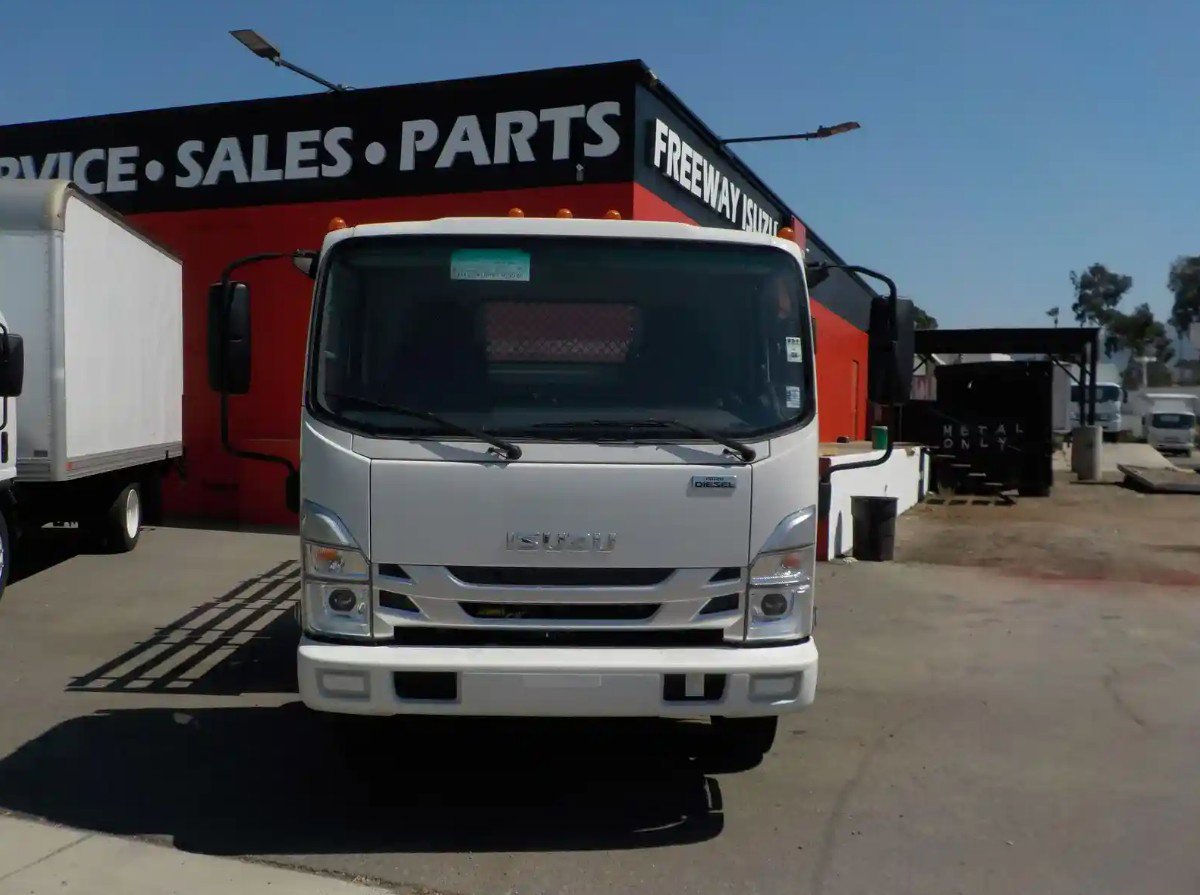 2024 Isuzu NRR Standard photo 3