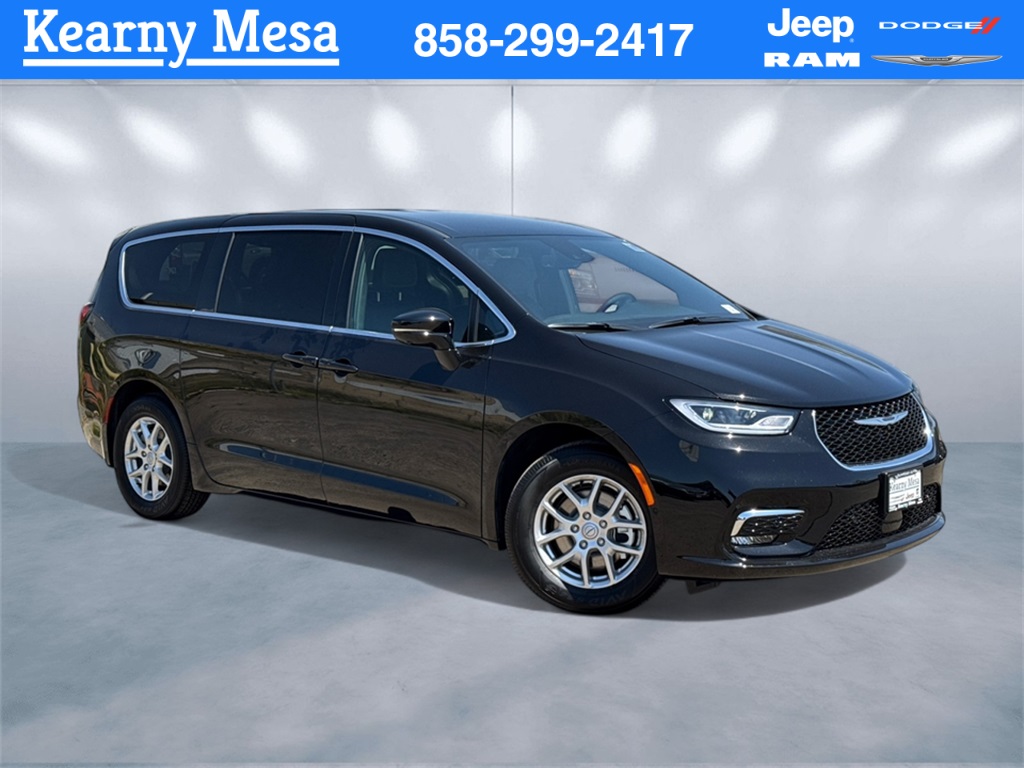 2025 Chrysler Pacifica Select's photo