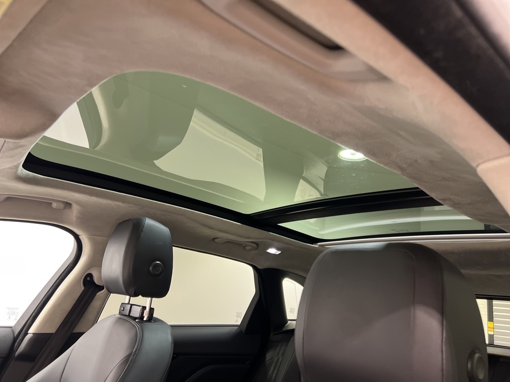 2019 Jaguar F-PACE Premium photo 18