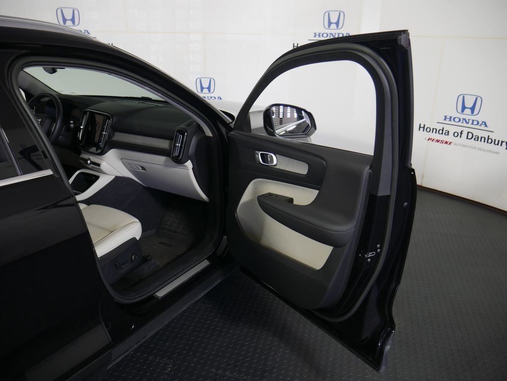2023 Volvo XC40 Plus photo 7