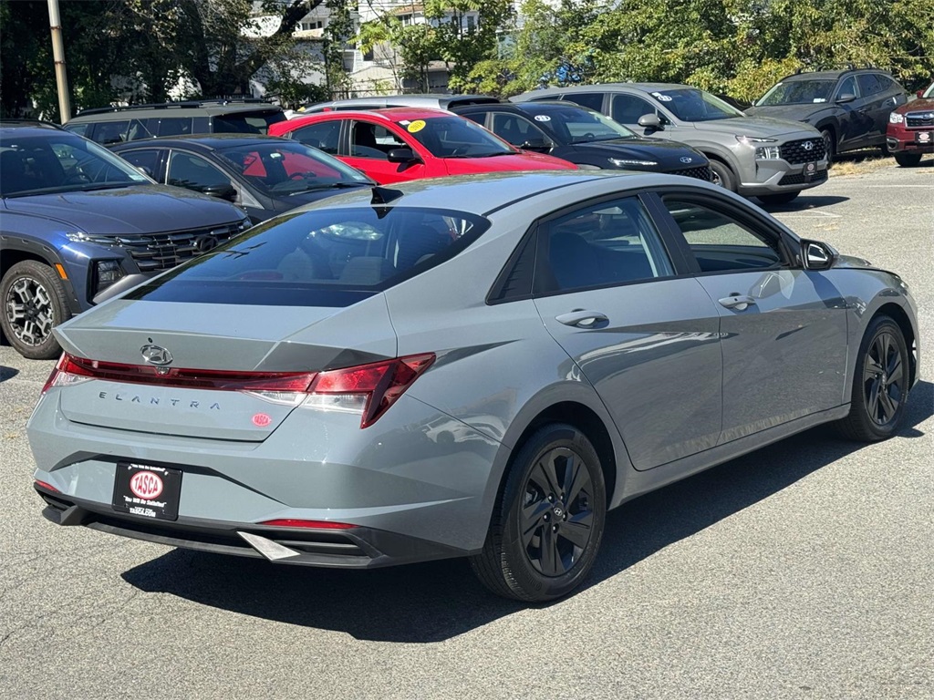 2023 Hyundai Elantra SEL photo 6