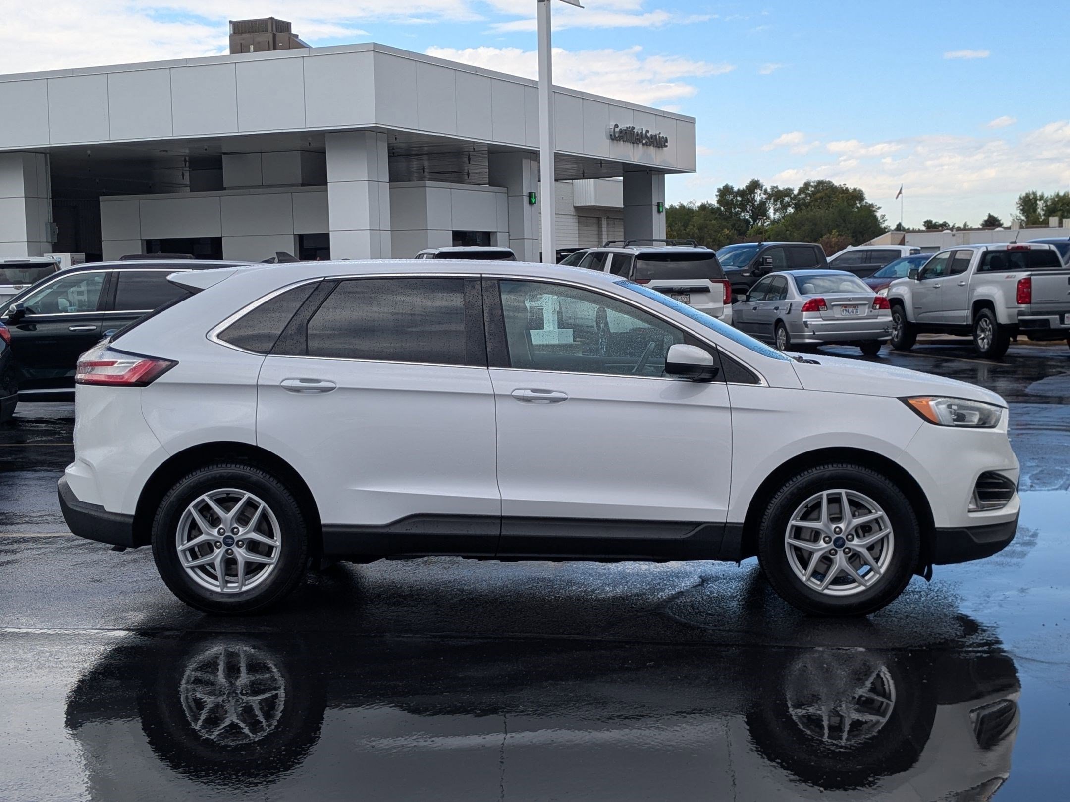 2021 Ford Edge SEL photo 2