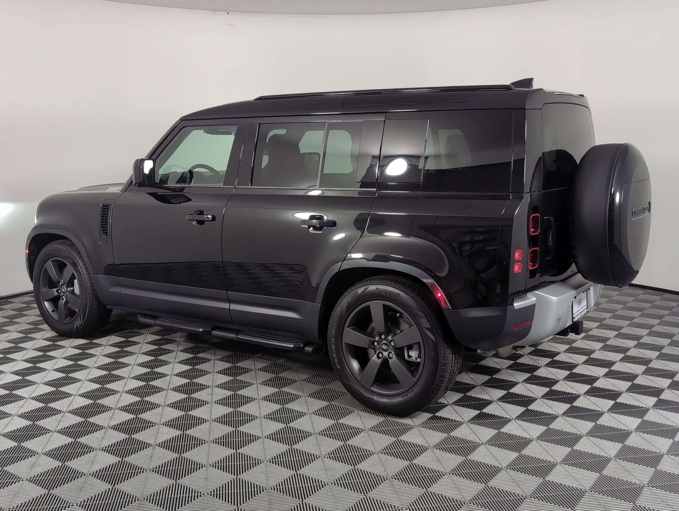 2025 Land Rover Defender 110 S photo 3