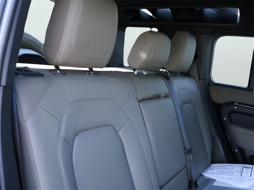 2024 Land Rover Defender 110 S photo 8