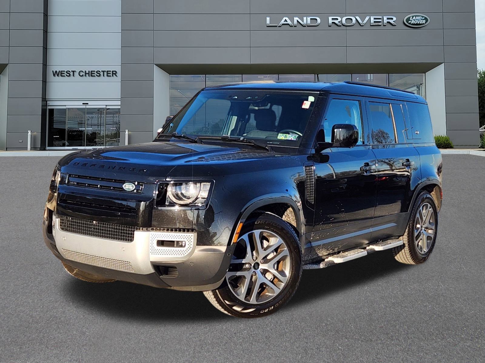 2023 Land Rover Defender SE's photo