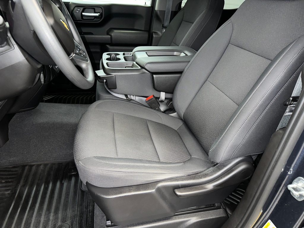 2021 Chevrolet Silverado 1500 Custom photo 2