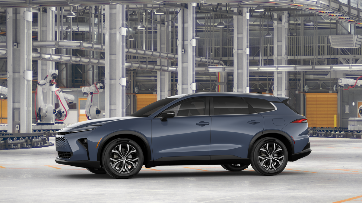 2025 Toyota Crown Signia XLE photo 3