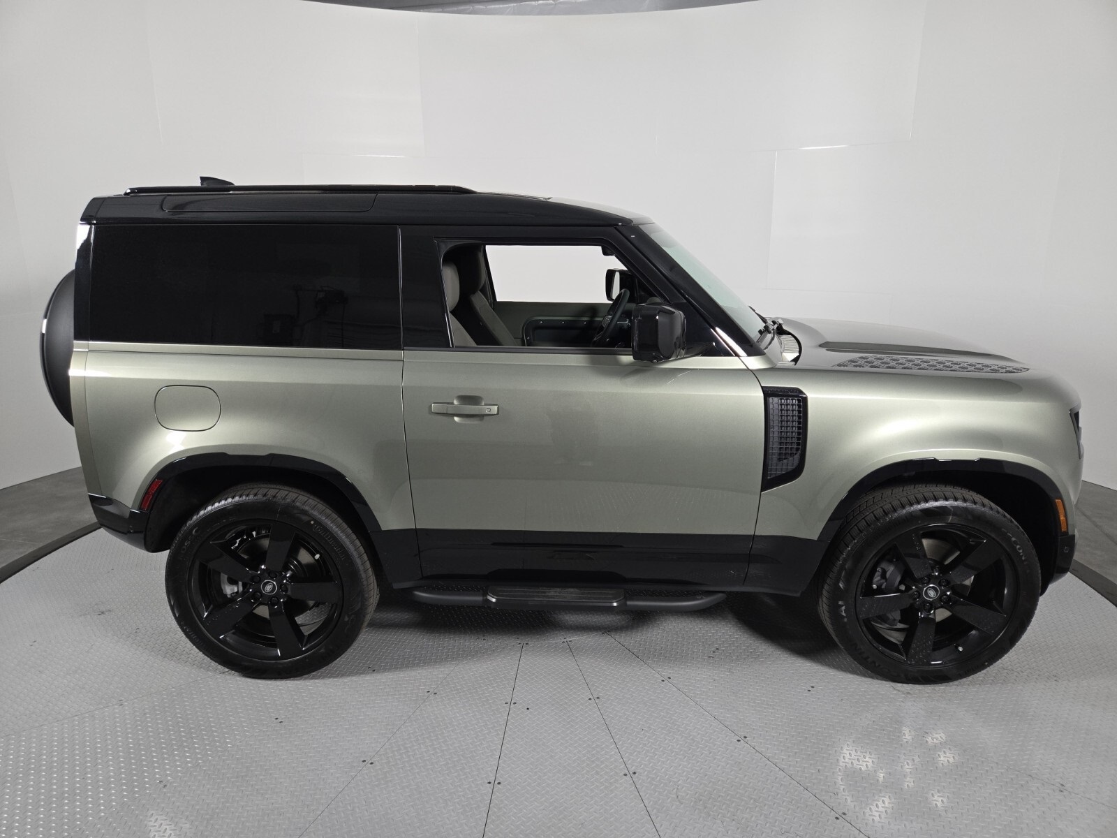 2025 Land Rover Defender X-Dynamic SE photo 16