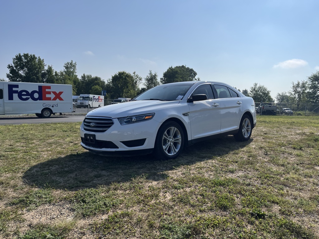 2018 Ford Taurus SE photo 2