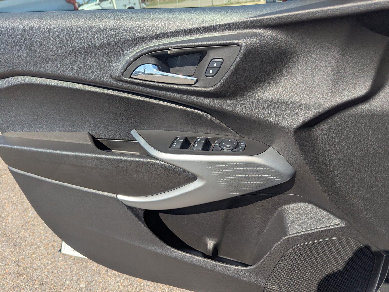 2025 Chevrolet Trax LS photo 19