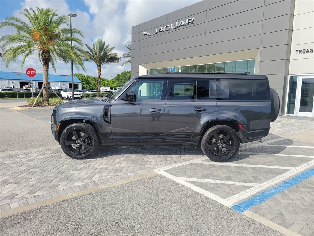 2025 Land Rover Defender 130 V8 photo 2