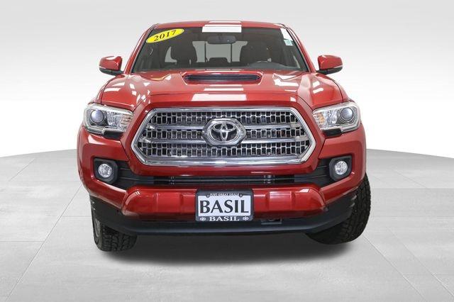 2017 Toyota Tacoma TRD Sport photo 3