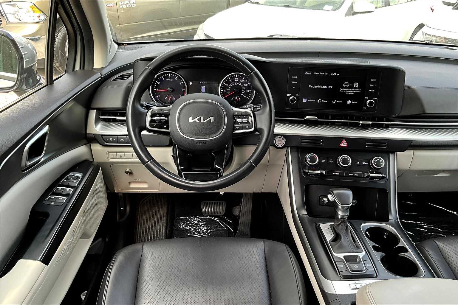 2023 Kia Carnival LX photo 4
