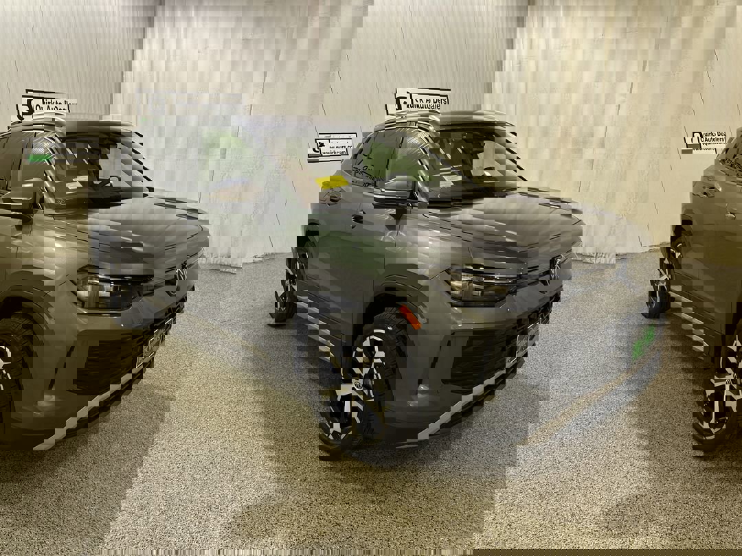 2026 Volkswagen Tiguan SE's photo