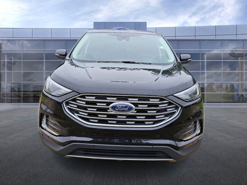 2023 Ford Edge Titanium photo 2