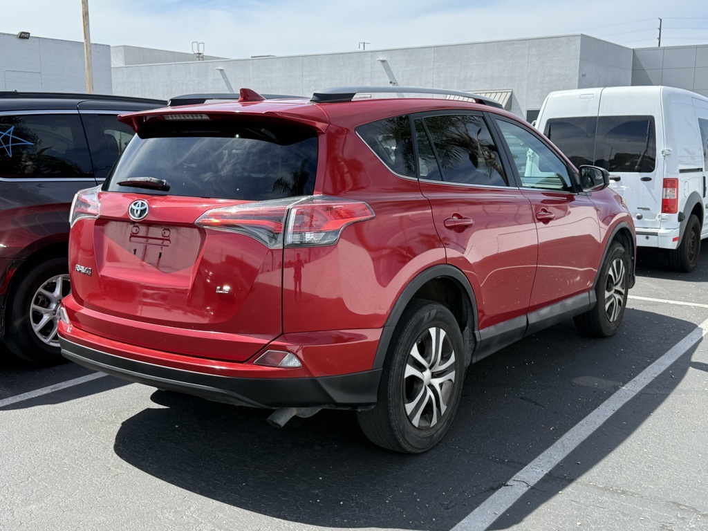 2017 Toyota RAV4 LE photo 3