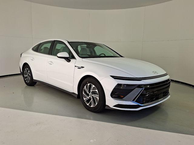 2026 Hyundai Sonata Hybrid Blue's photo