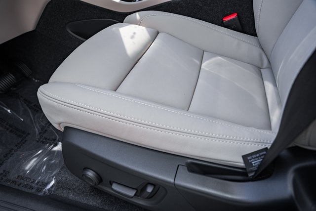 2025 Volvo XC40 Plus photo 27