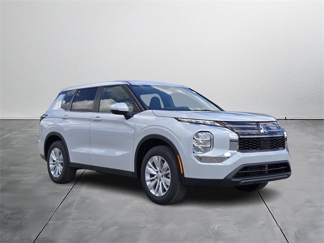 2025 Mitsubishi Outlander ES's photo