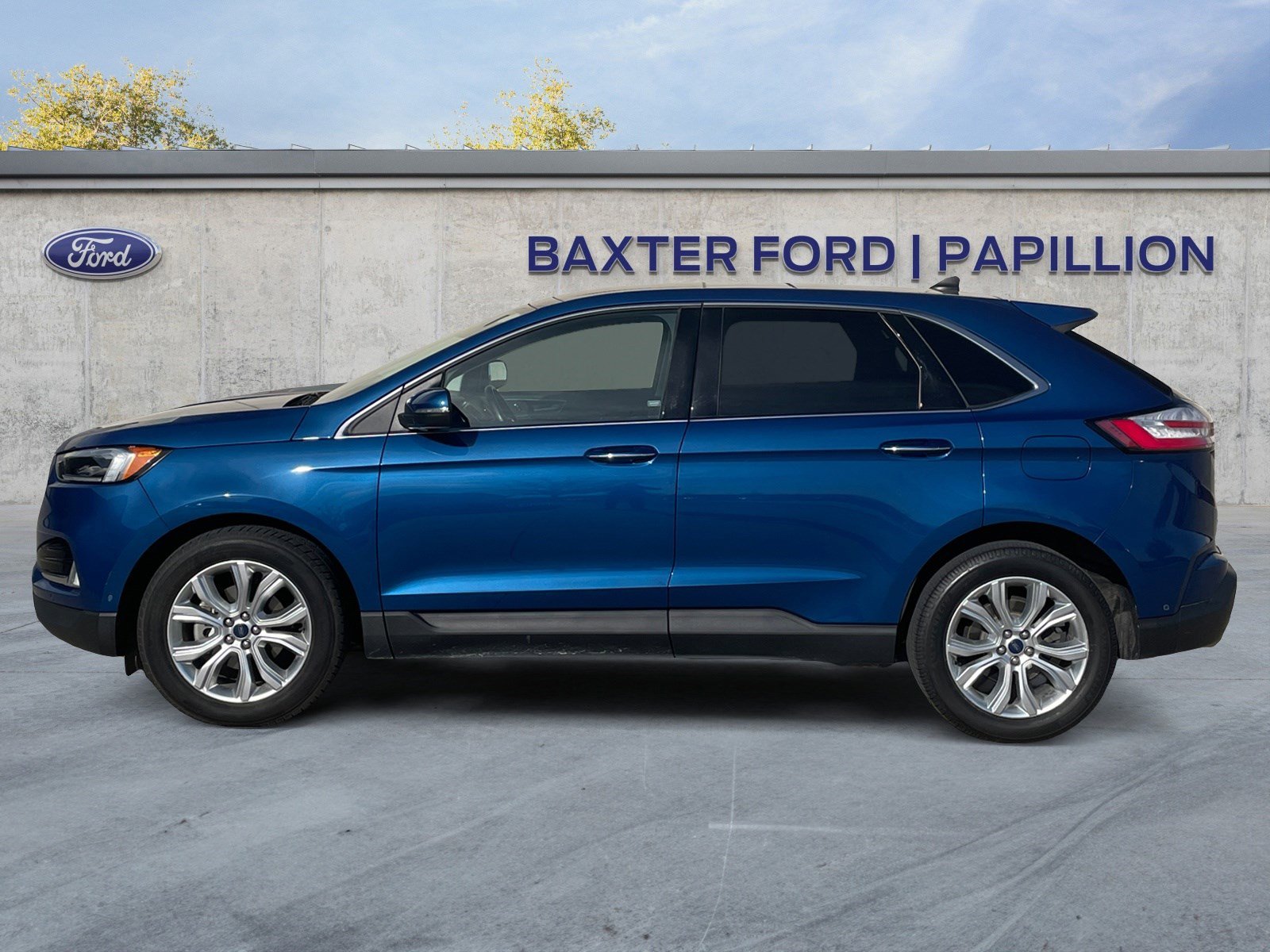 2020 Ford Edge Titanium photo 2