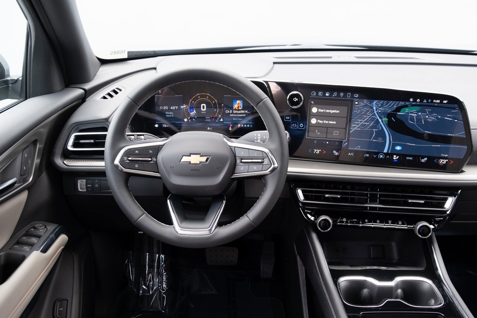 2025 Chevrolet Traverse photo 2