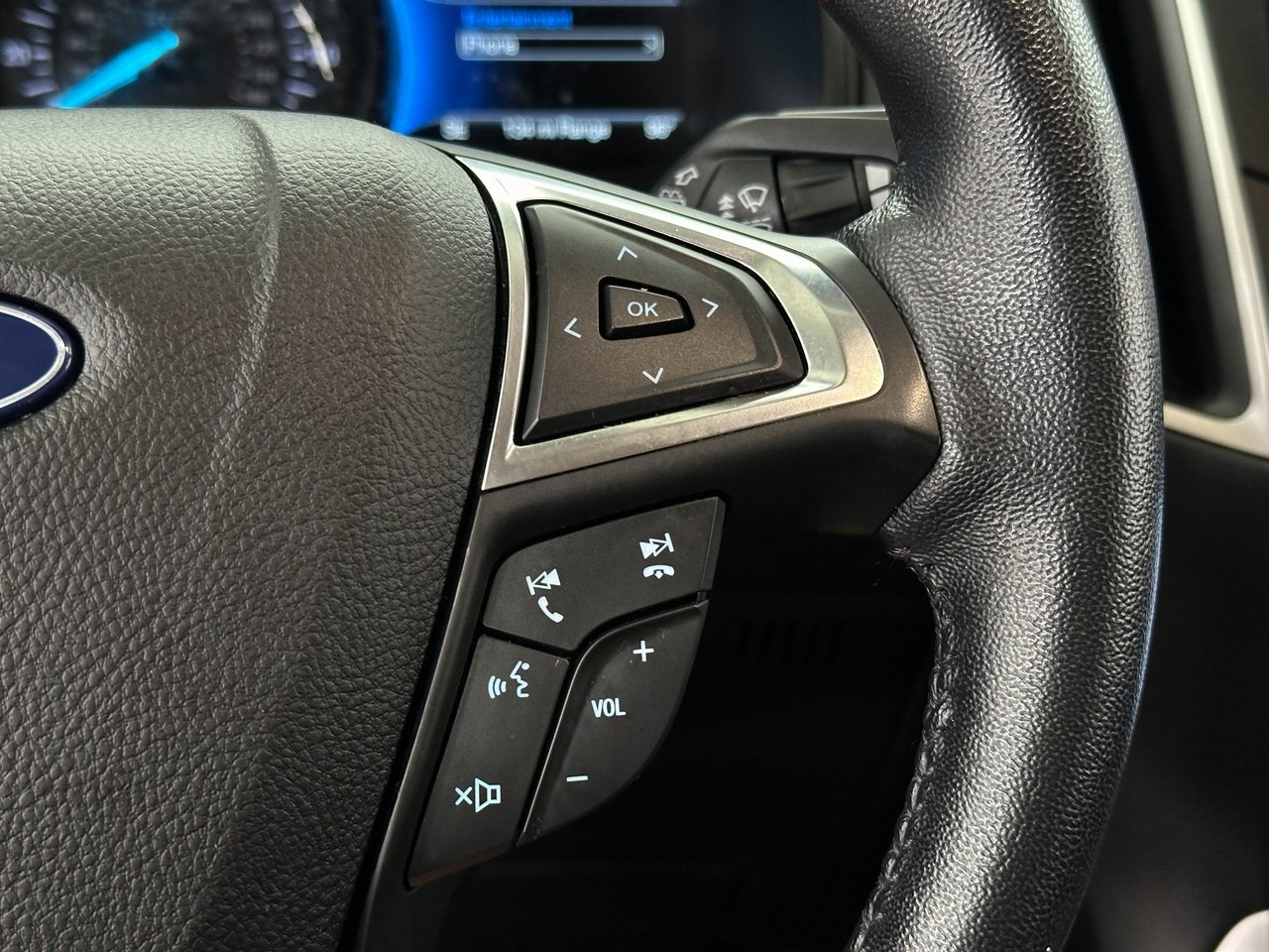 2023 Ford Edge SEL photo 25