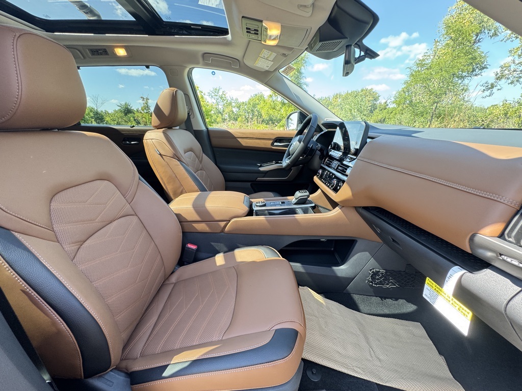2025 Nissan Pathfinder Platinum photo 23