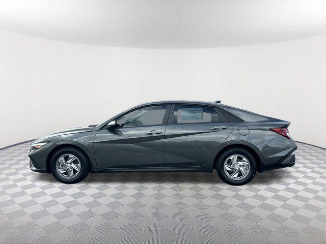2025 Hyundai Elantra SE photo 8