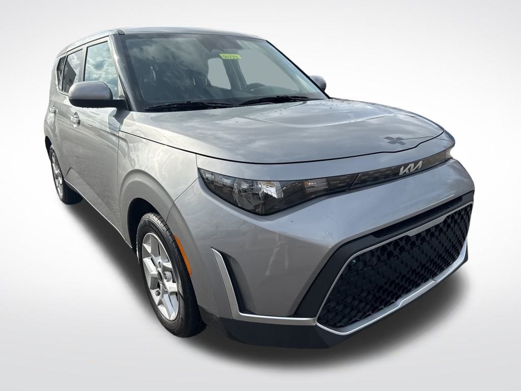 2023 Kia Soul LX's photo
