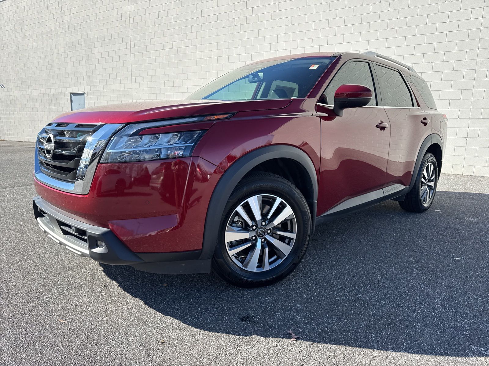 2022 Nissan Pathfinder SL's photo