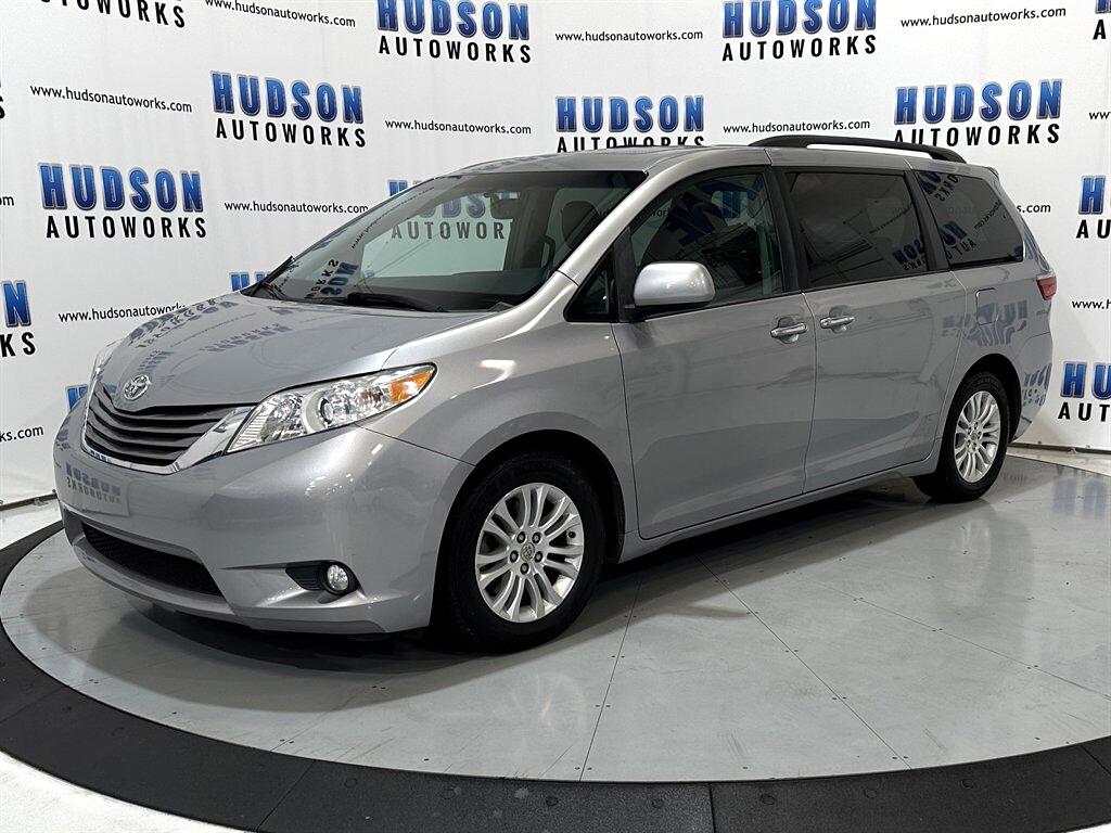 2016 Toyota Sienna XLE Premium photo 2