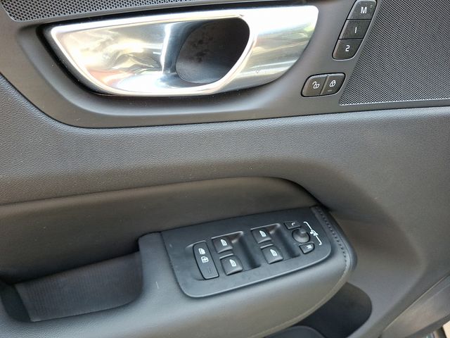 2025 Volvo XC60 B5 Plus photo 14