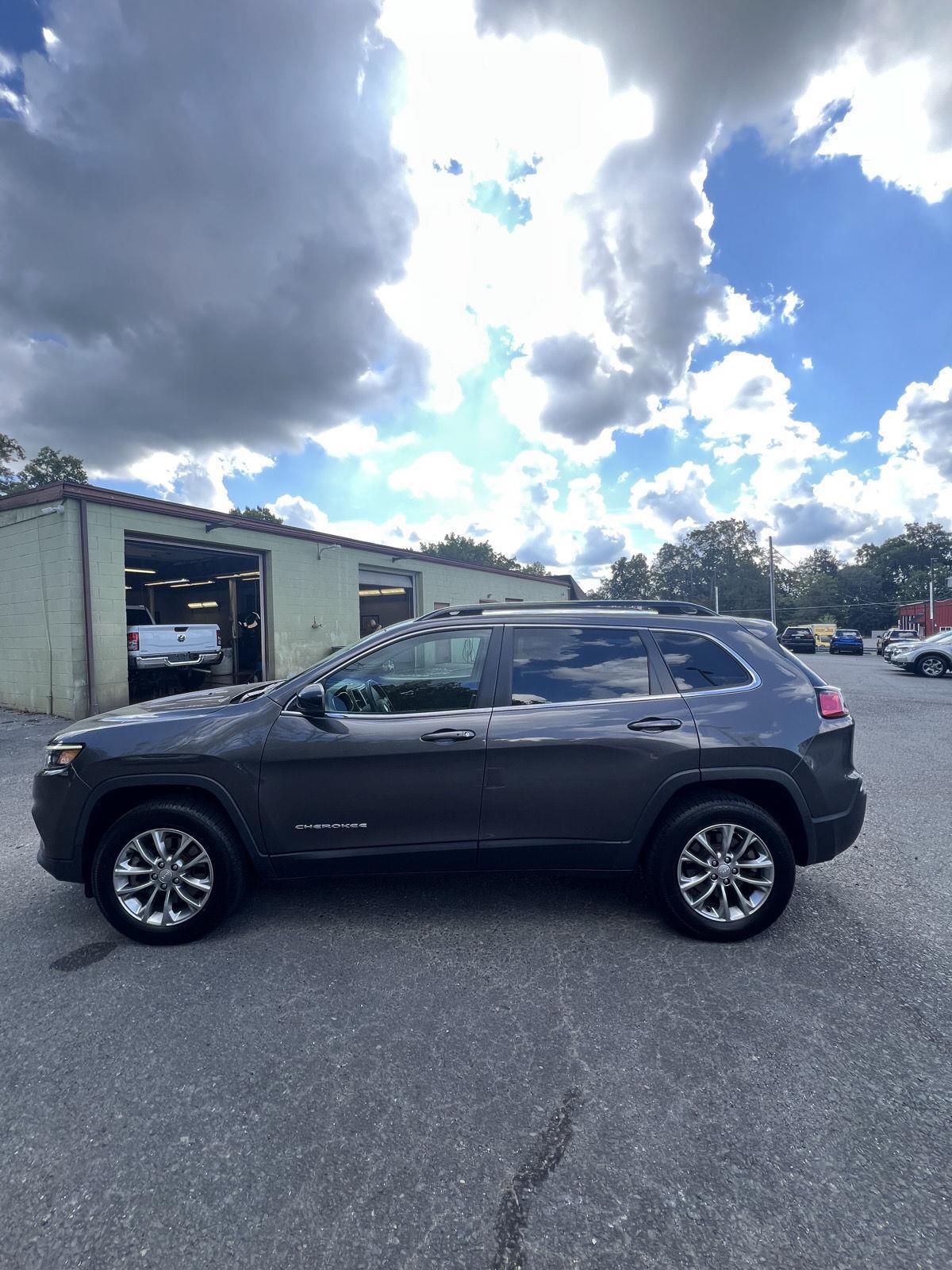 2022 Jeep Cherokee Latitude Lux photo 3
