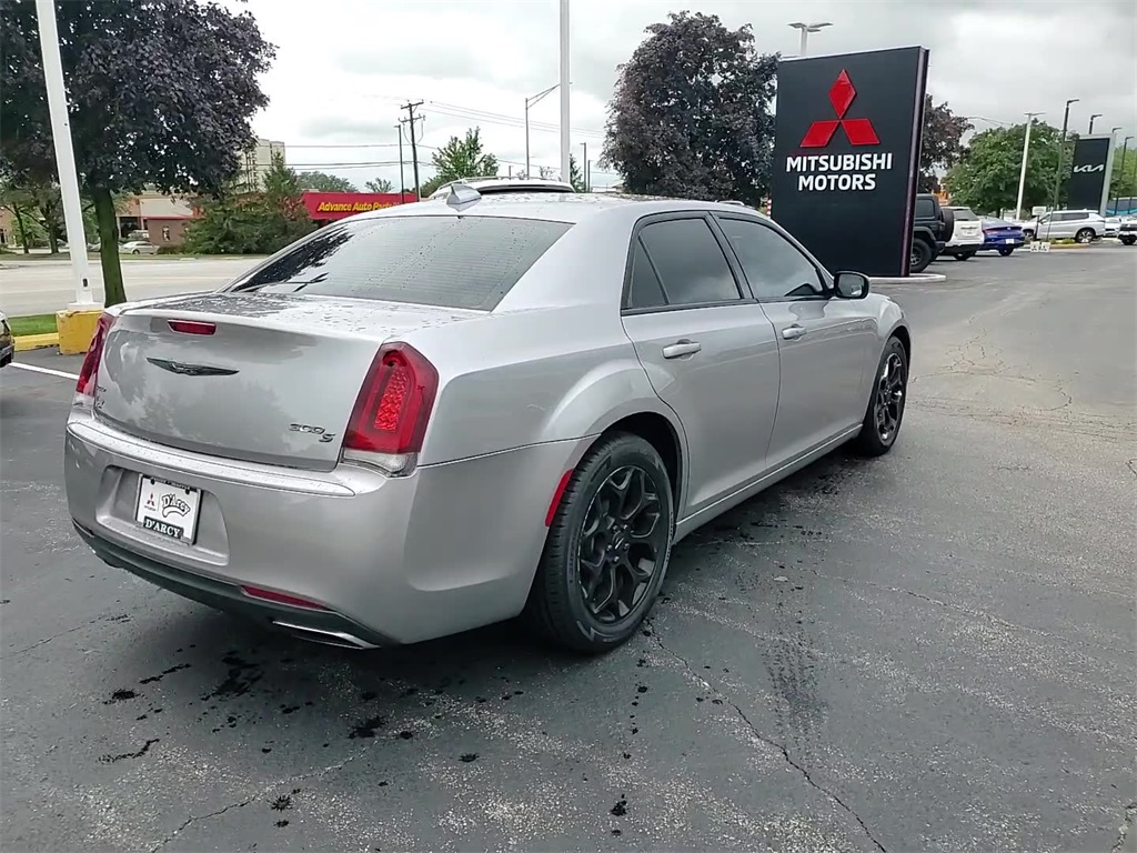 2016 Chrysler 300 S photo 10