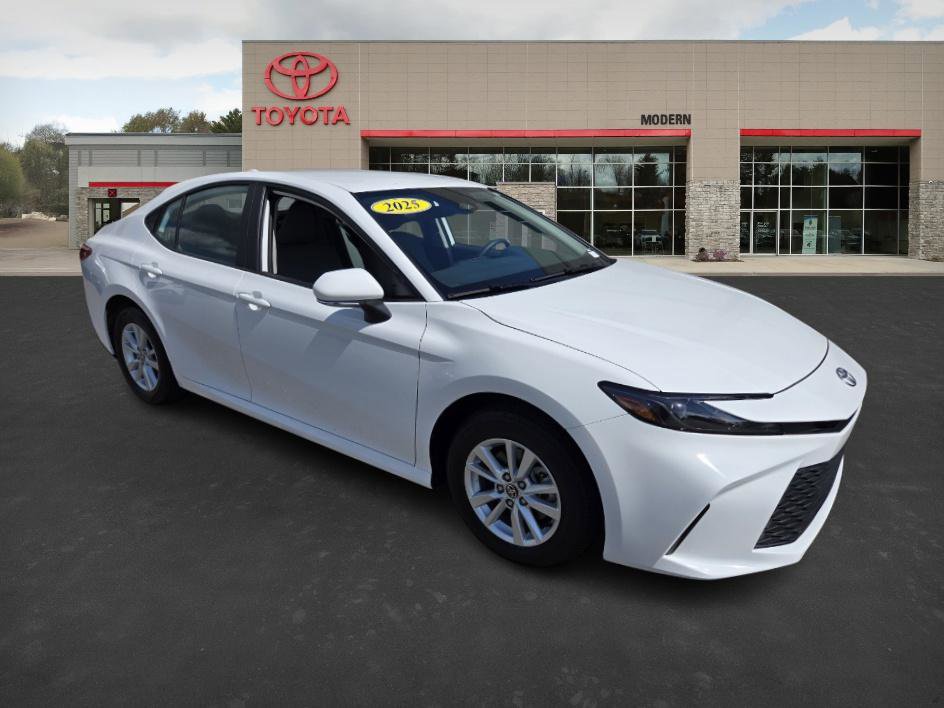 2025 Toyota Camry LE photo 3