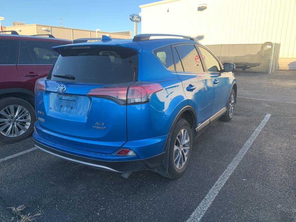 2017 Toyota RAV4 Hybrid XLE photo 3