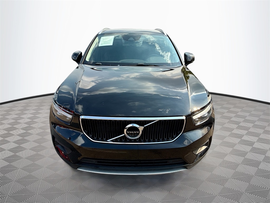 2021 Volvo XC40 Momentum photo 2