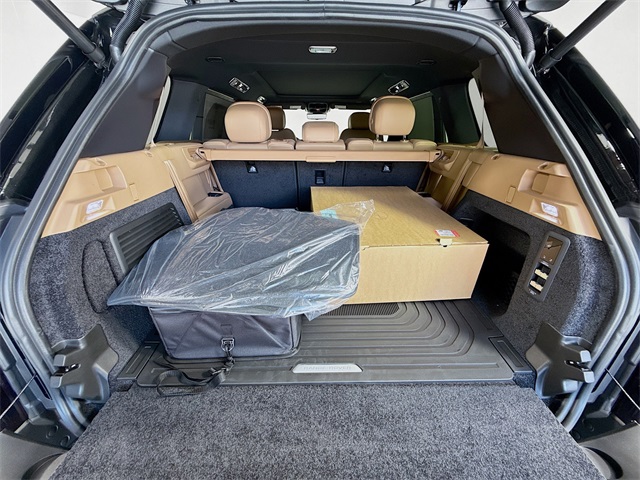 2025 Land Rover Range Rover SE photo 2