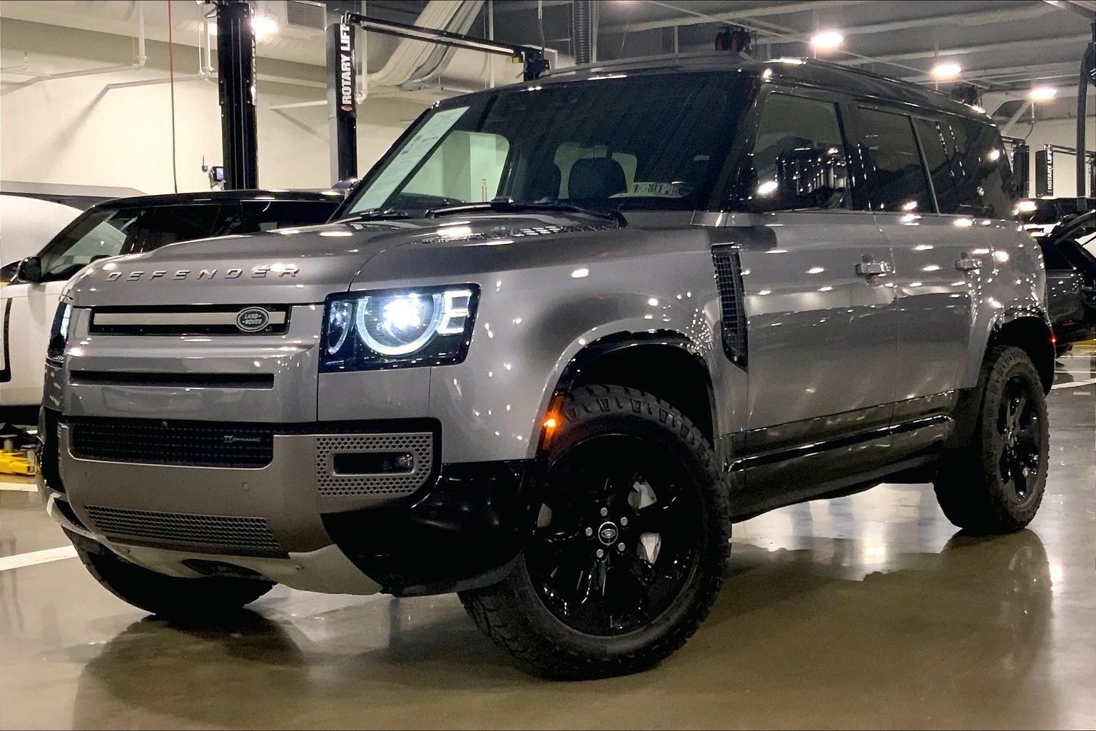 2023 Land Rover Defender X-Dynamic SE's photo