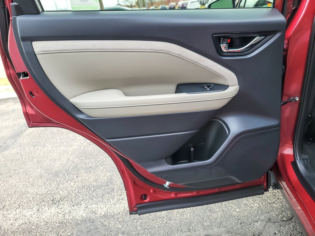 2025 SUBARU FORESTER - Image 18