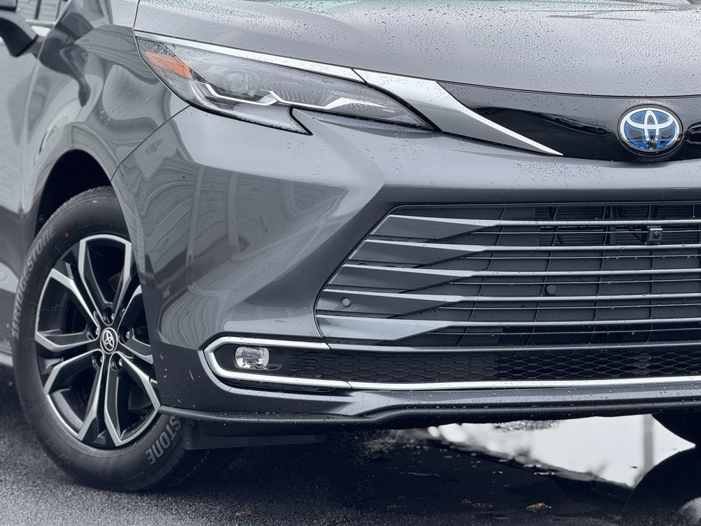 2025 Toyota Sienna Platinum photo 2