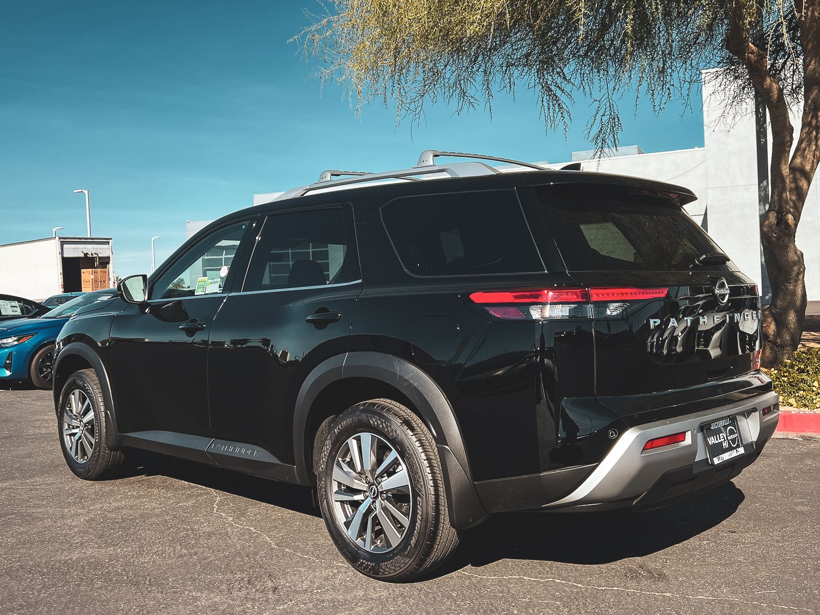 2025 Nissan Pathfinder SL photo 2