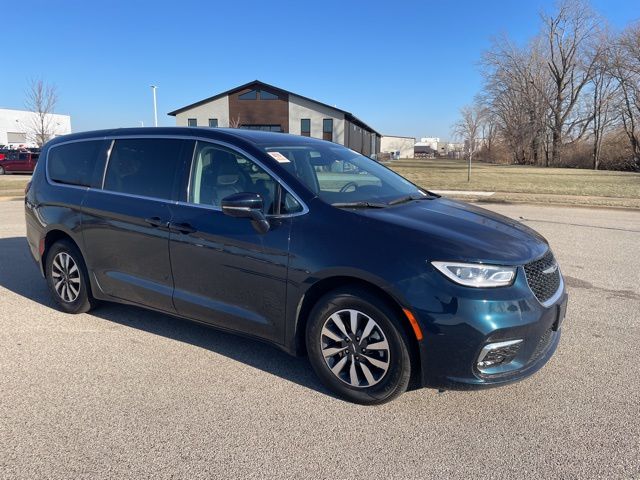 2022 Chrysler Pacifica Hybrid Touring L's photo