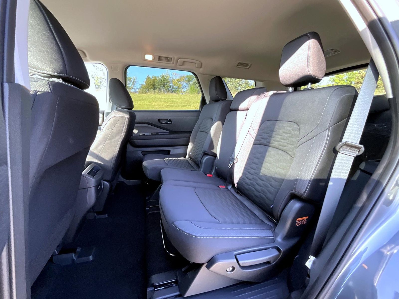 2025 Nissan Pathfinder S photo 12