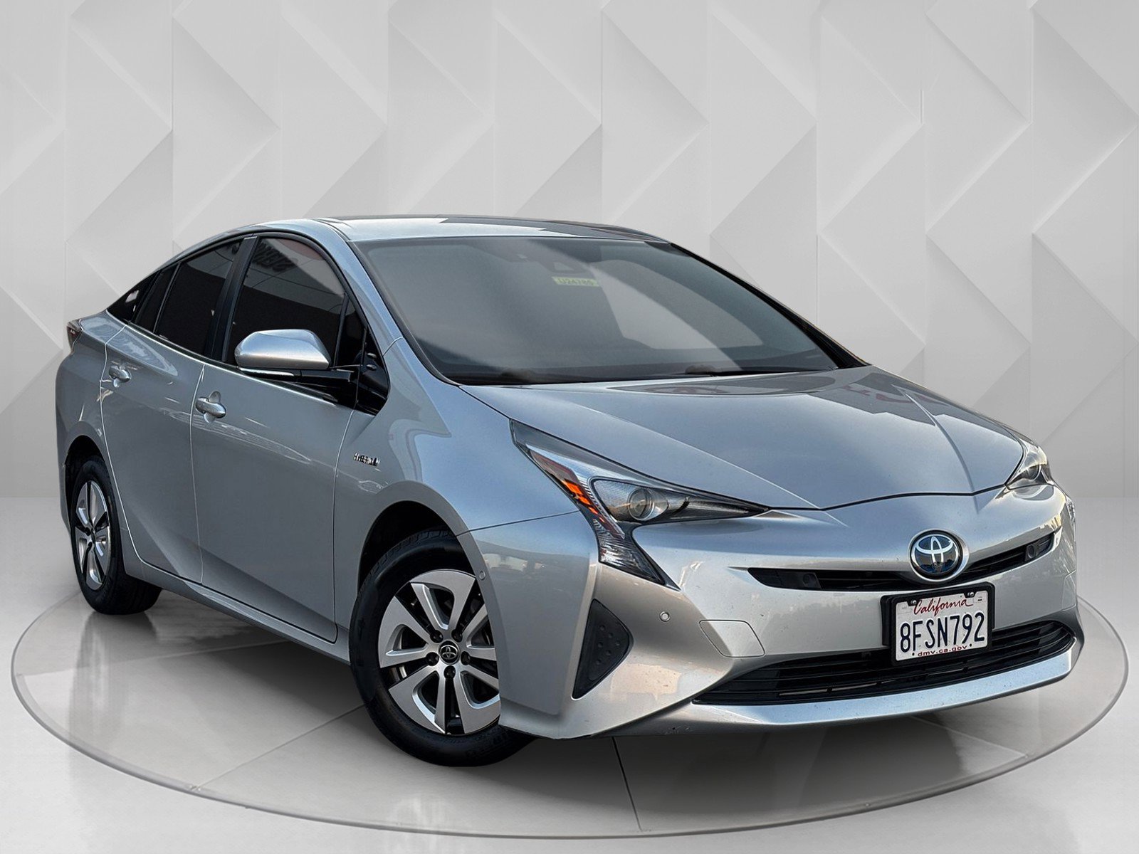 2018 Toyota Prius Three photo 4