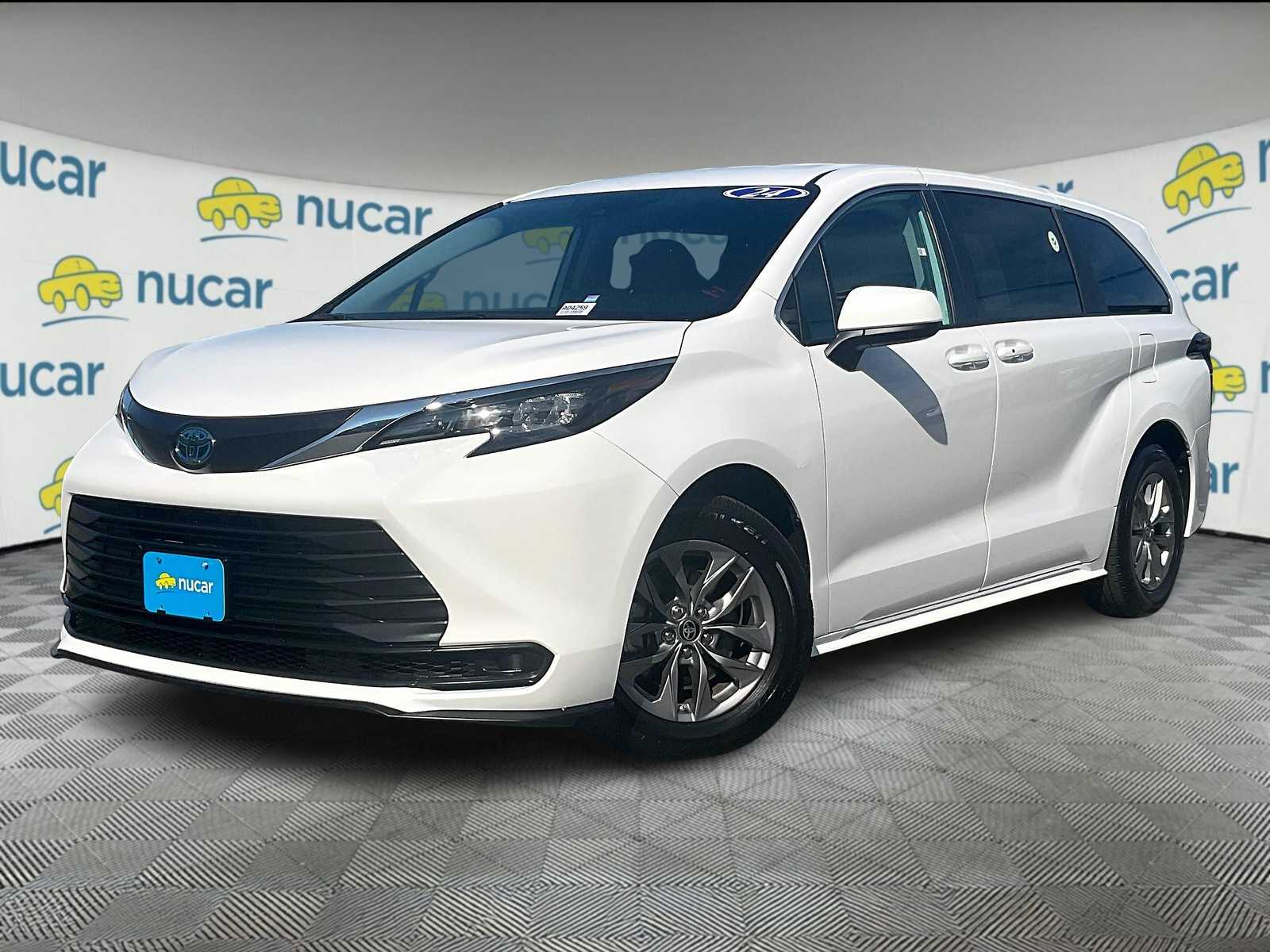 2024 Toyota Sienna LE photo 3