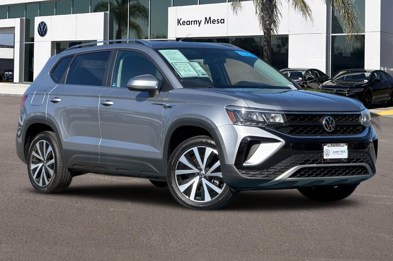 2022 Volkswagen Taos SE photo 2
