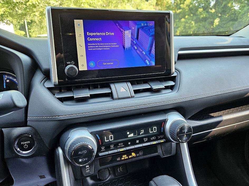 2024 Toyota RAV4 Hybrid XLE photo 17
