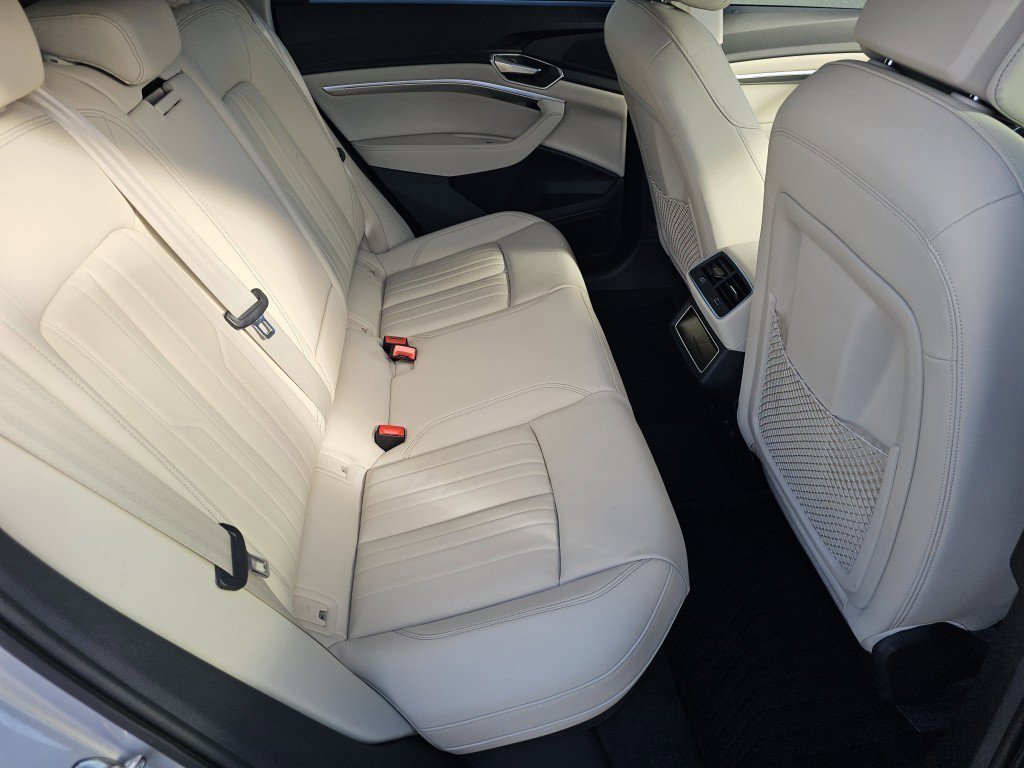 2022 Audi e-tron Premium photo 3