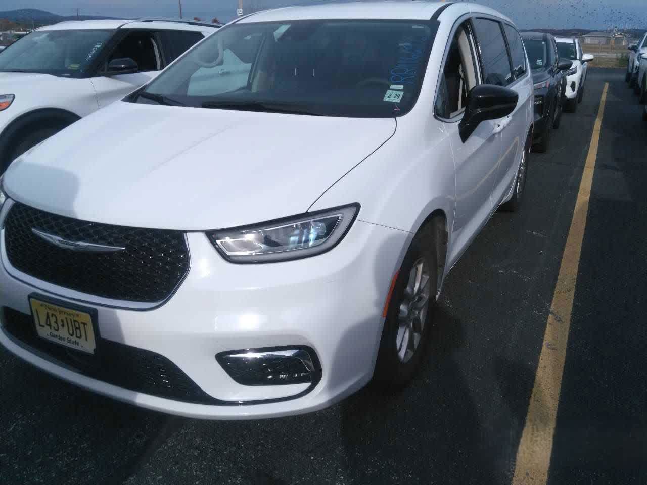 2024 Chrysler Pacifica Touring L's photo